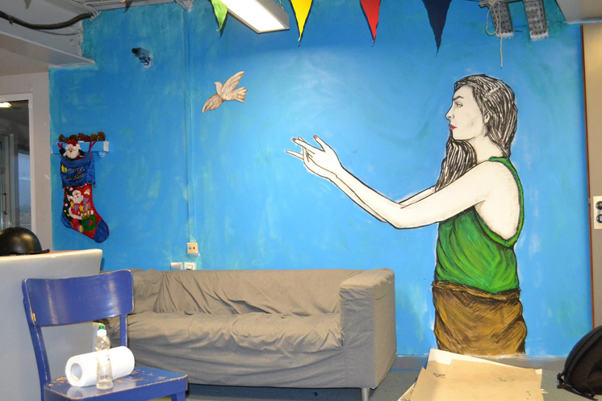 Ο street artist Bleeps.gr δίνει ζωή στο εγκαταλελειμμένο αεροδρόμιο του Ελληνικού