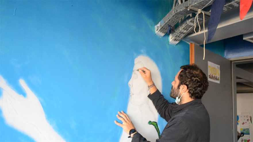 Ο street artist Bleeps.gr δίνει ζωή στο εγκαταλελειμμένο αεροδρόμιο του Ελληνικού