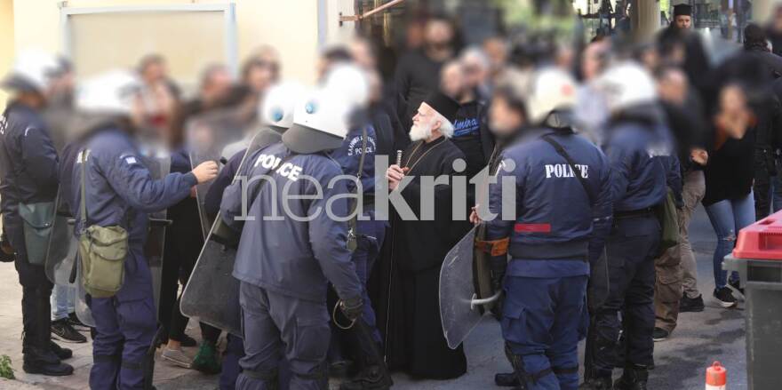 Κρήτη: Αναρχικοί προπηλάκισαν τον αρχιεπίσκοπο Κρήτης στο μνημόσυνο του Κωνσταντίνου Κατσίφα 