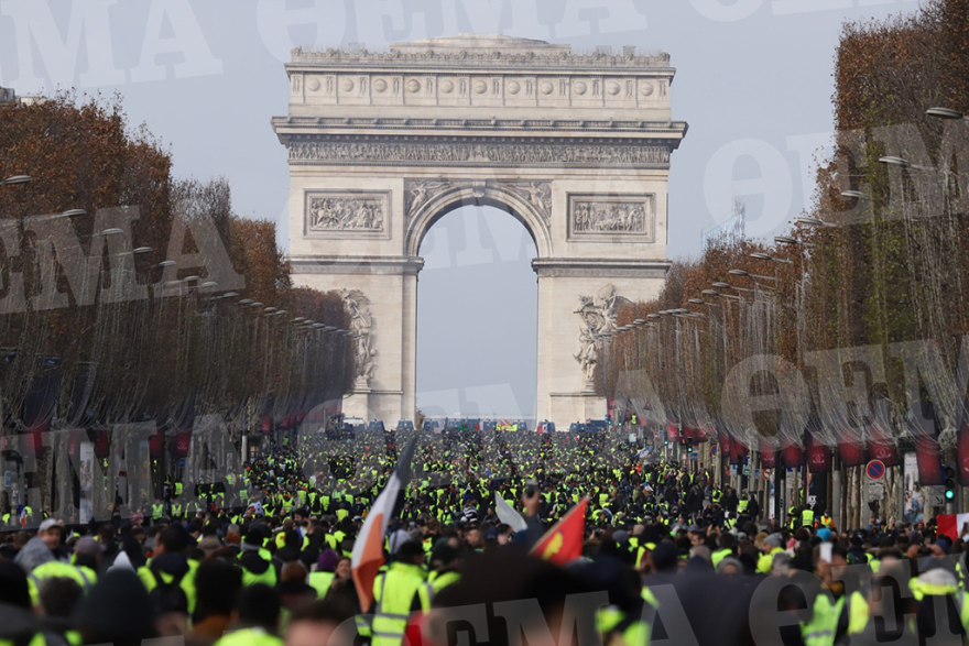 «Κίτρινα Γιλέκα»: Δακρυγόνα και οδομαχίες στο Παρίσι  