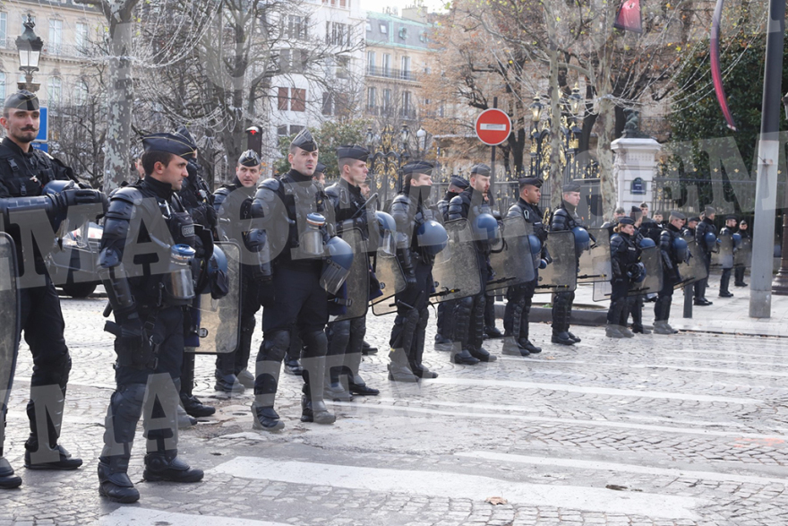 «Κίτρινα Γιλέκα»: Δακρυγόνα και οδομαχίες στο Παρίσι  