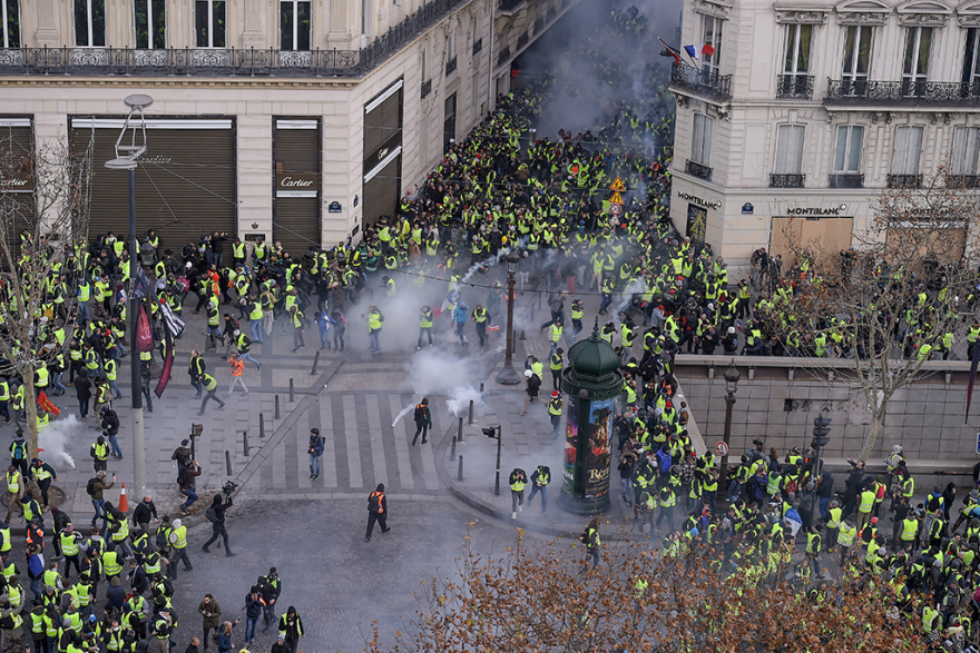 «Κίτρινα Γιλέκα»: Δακρυγόνα και οδομαχίες στο Παρίσι  
