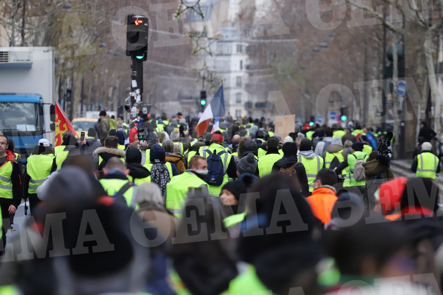 «Κίτρινα Γιλέκα»: Δακρυγόνα και οδομαχίες στο Παρίσι  