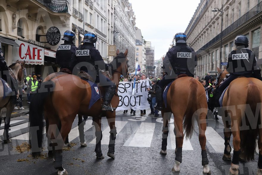 «Κίτρινα Γιλέκα»: Δακρυγόνα και οδομαχίες στο Παρίσι  
