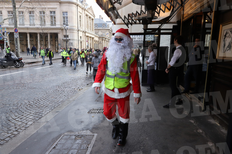 «Κίτρινα Γιλέκα»: Δακρυγόνα και οδομαχίες στο Παρίσι  