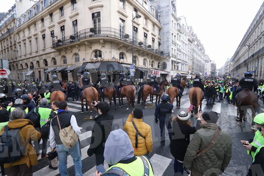 «Κίτρινα Γιλέκα»: Δακρυγόνα και οδομαχίες στο Παρίσι  