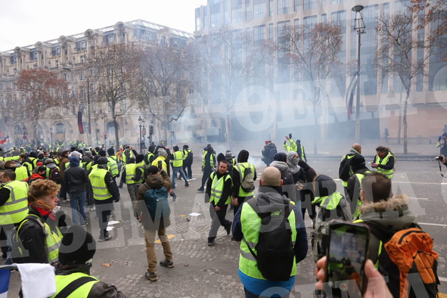 «Κίτρινα Γιλέκα»: Δακρυγόνα και οδομαχίες στο Παρίσι  