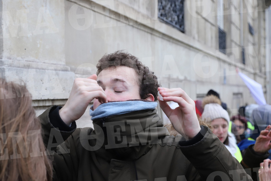 «Κίτρινα Γιλέκα»: Δακρυγόνα και οδομαχίες στο Παρίσι  