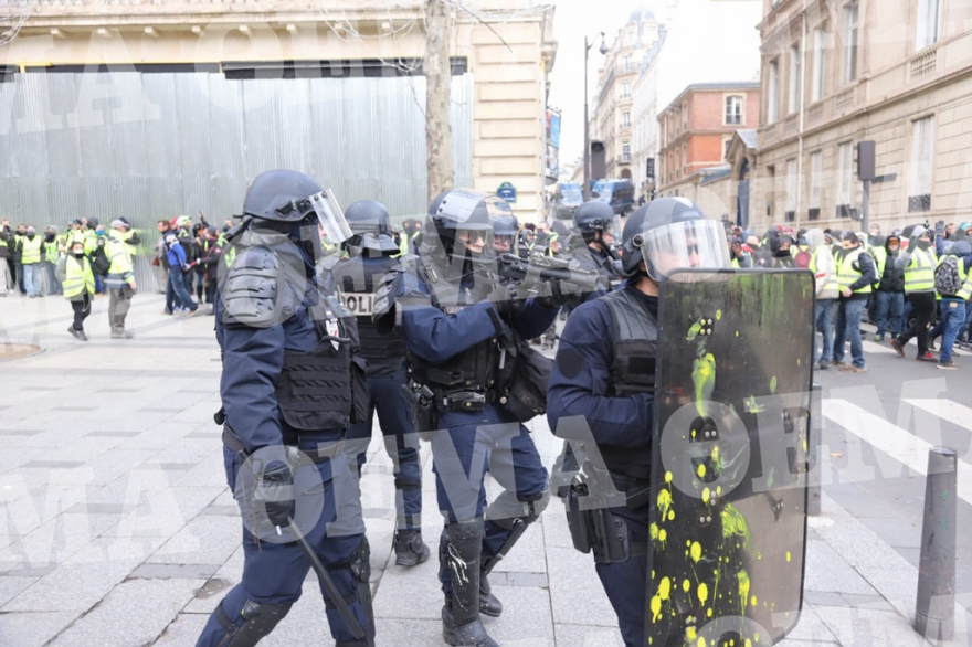 «Κίτρινα Γιλέκα»: Δακρυγόνα και οδομαχίες στο Παρίσι  