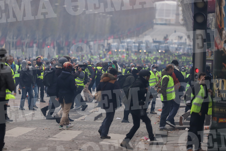 «Κίτρινα Γιλέκα»: Δακρυγόνα και οδομαχίες στο Παρίσι  