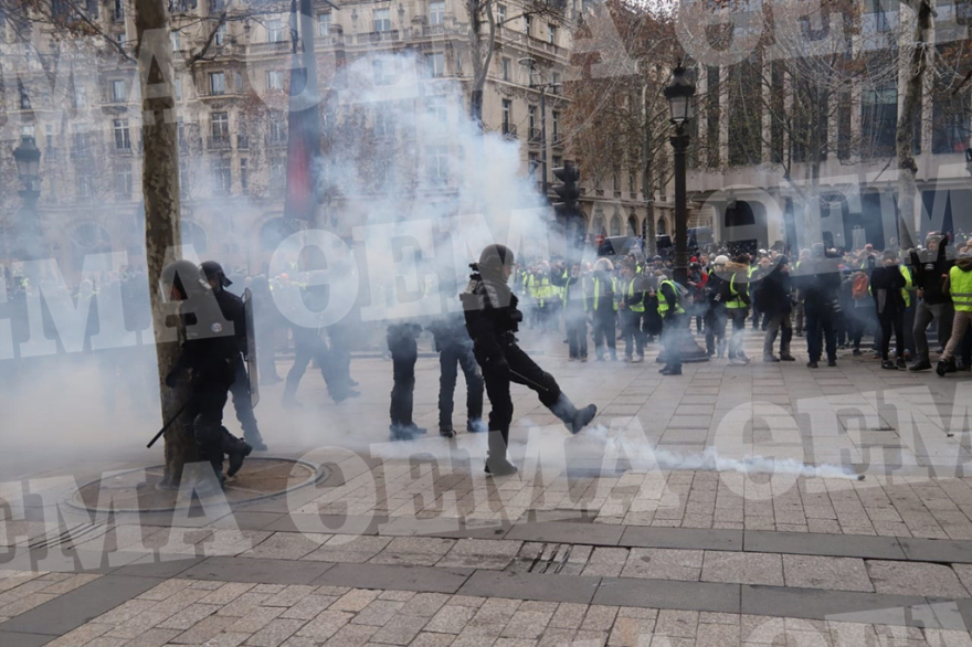 «Κίτρινα Γιλέκα»: Δακρυγόνα και οδομαχίες στο Παρίσι  