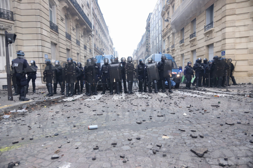 «Βράζει» η Γαλλία: Εκτεταμένα επεισόδια σε όλη τη χώρα - Τουλάχιστον 126 τραυματίες