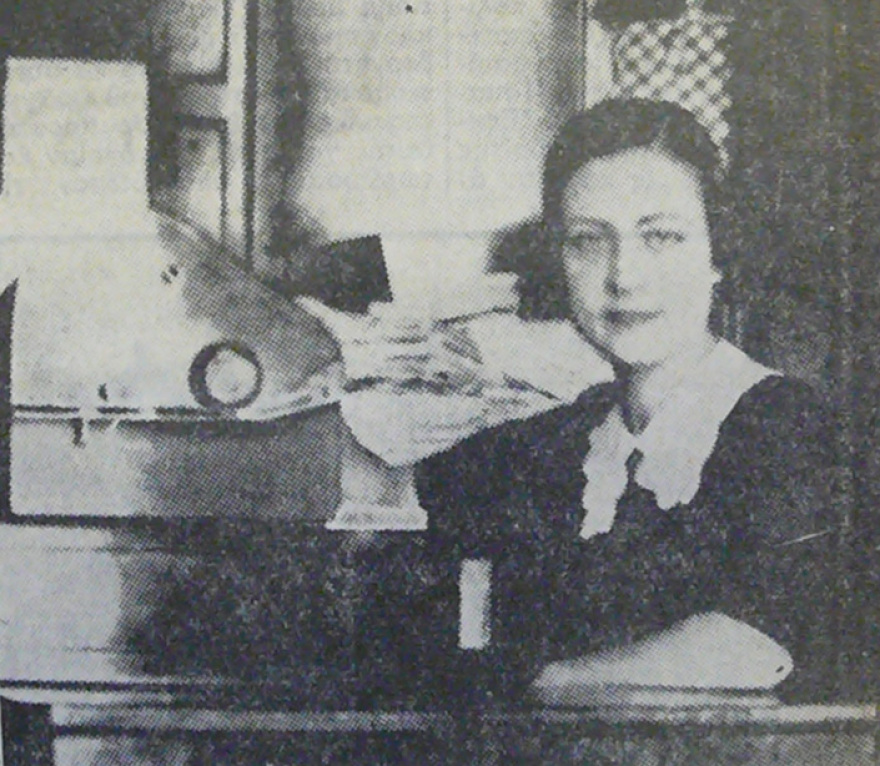 Με συγχωρείτε δεσποινίς. Πόσα σας οφείλω, εν συνόλω;