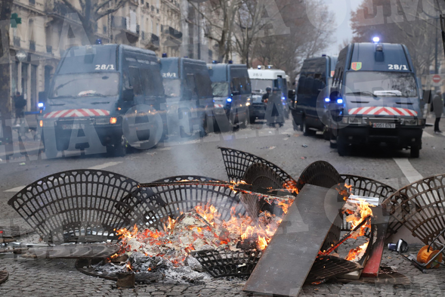 Κίτρινα Γιλέκα: Ανυπολόγιστες καταστροφές στη Γαλλία, 135 τραυματίες και 1.400 προσαγωγές 