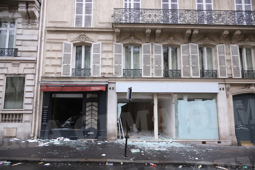 Κίτρινα Γιλέκα: Ανυπολόγιστες καταστροφές στη Γαλλία, 135 τραυματίες και 1.400 προσαγωγές 