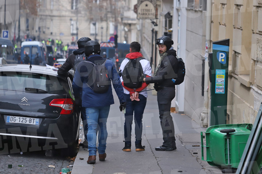 Κίτρινα Γιλέκα: Ανυπολόγιστες καταστροφές στη Γαλλία, 135 τραυματίες και 1.400 προσαγωγές 