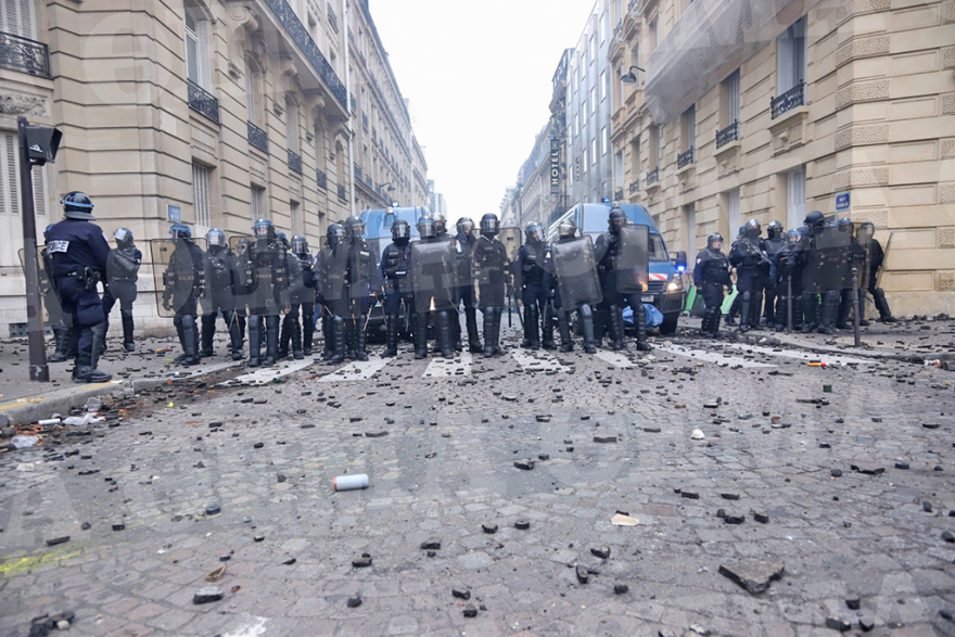 Κίτρινα Γιλέκα: Ανυπολόγιστες καταστροφές στη Γαλλία, 135 τραυματίες και 1.400 προσαγωγές 