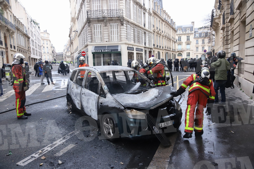 Κίτρινα Γιλέκα: Ανυπολόγιστες καταστροφές στη Γαλλία, 135 τραυματίες και 1.400 προσαγωγές 