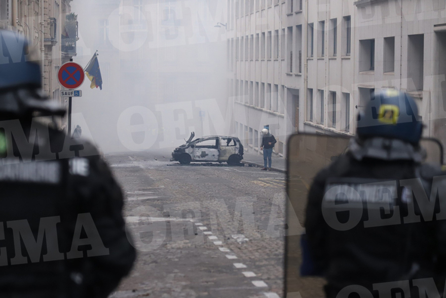 Κίτρινα Γιλέκα: Ανυπολόγιστες καταστροφές στη Γαλλία, 135 τραυματίες και 1.400 προσαγωγές 