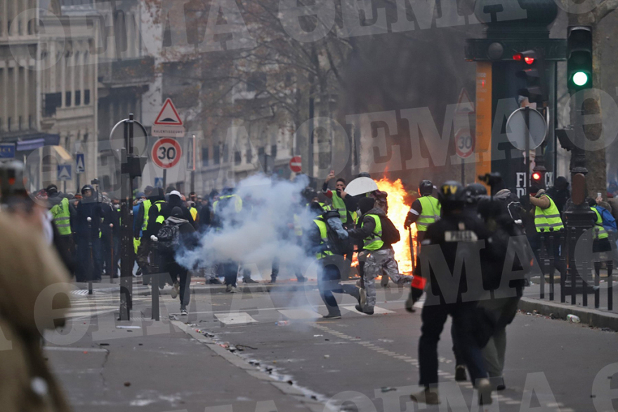 Κίτρινα Γιλέκα: Ανυπολόγιστες καταστροφές στη Γαλλία, 135 τραυματίες και 1.400 προσαγωγές 