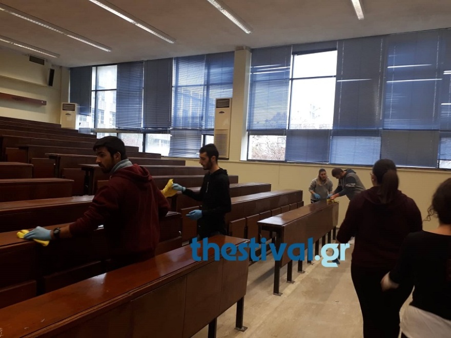 Φωτογραφίες: Φοιτητές καθαρίζουν τη Θεολογική σχολή του ΑΠΘ