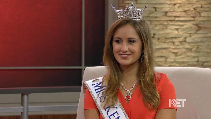 Πρώην εστεμμένη καλλιστείων και νυν δασκάλα συνελήφθη γιατί έκανε sexting με 15χρονο