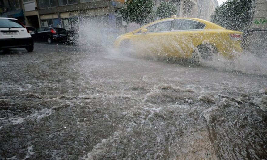 Ο καιρός άστατος  και σήμερα με βροχές και καταιγίδες - Δείτε πού θα χρειαστεί ομπρέλα!