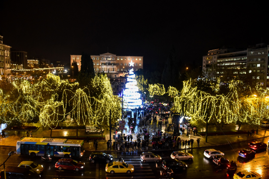 Φωτογραφίες: Φωταγωγήθηκε το δέντρο της Αθήνας στο Σύνταγμα