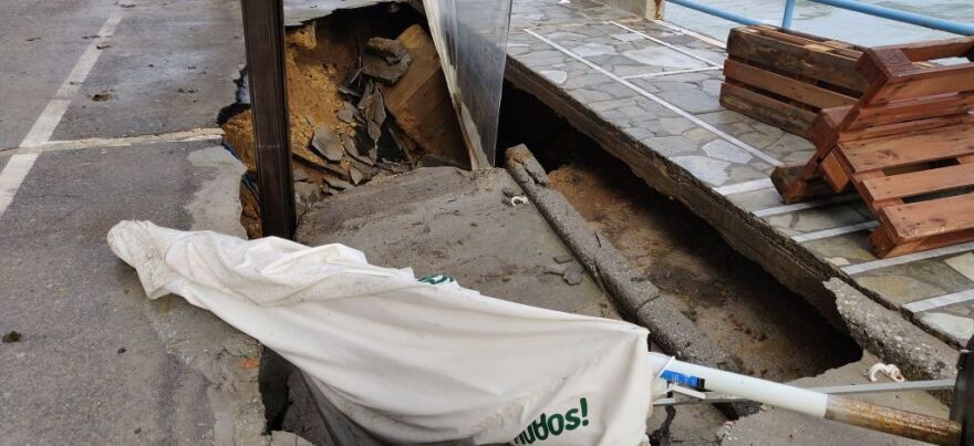 Κρήτη: Άνοιξε τρύπα στο Κουμ Καπί και «κατάπιε» καφετέρια 