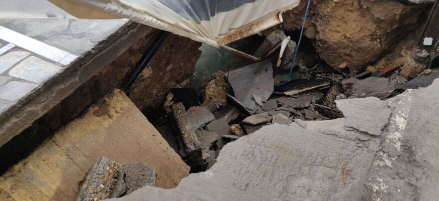 Κρήτη: Άνοιξε τρύπα στο Κουμ Καπί και «κατάπιε» καφετέρια 