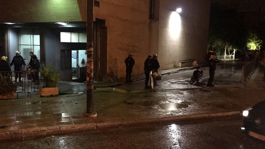 Επίθεση με μολότοφ στην έδρα των ΜΑΤ στην Καισαριανή - Δείτε βίντεο