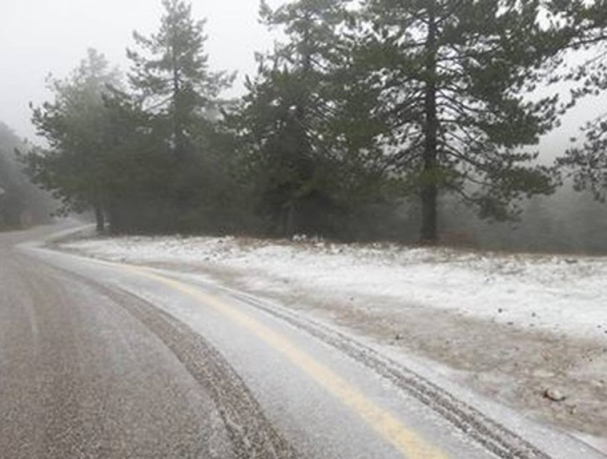 Καιρός: Πέφτουν χιόνια στην Πάρνηθα 