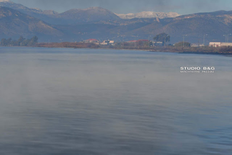 Εντυπωσιακές φωτογραφίες: Η θάλασσα «βράζει» στο Ναύπλιο