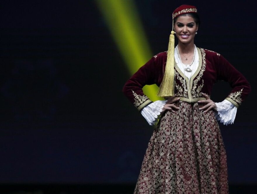 H Ιωάννα Μπέλλα με παραδοσιακή στολή στο Miss Universe 