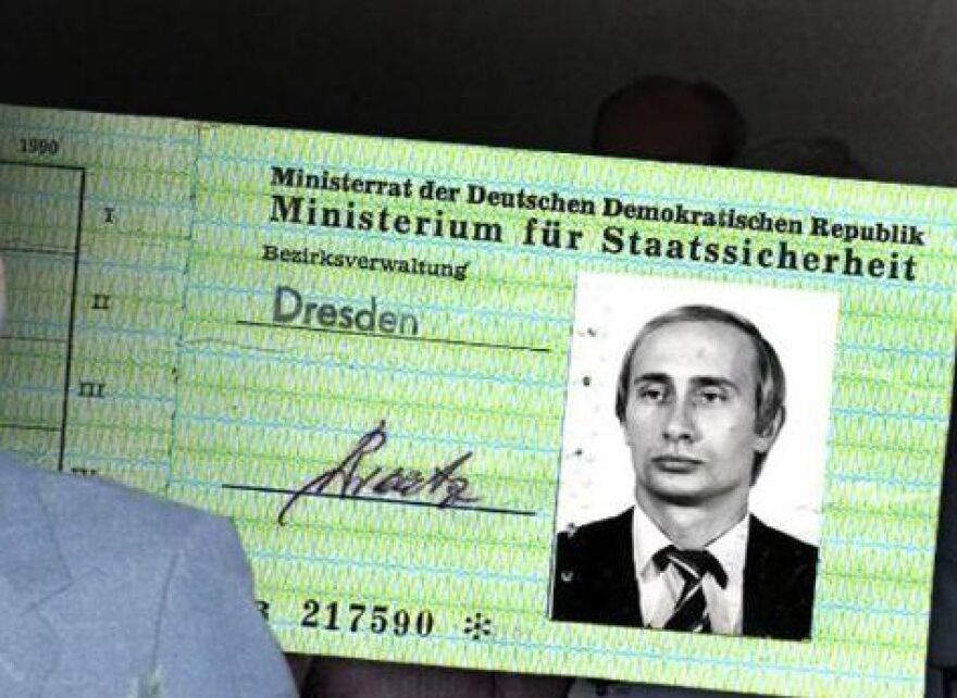 Στο «φως» η ταυτότητα του Πούτιν στη Στάζι -Τους την έδωσε η KGB απαντά το Κρεμλίνο