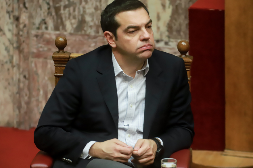 Φωτογραφίες: Ο Τσίπρας παίζει με το κομπολόι του στη Βουλή