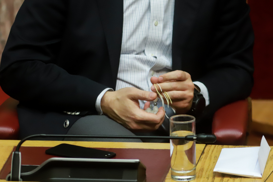 Φωτογραφίες: Ο Τσίπρας παίζει με το κομπολόι του στη Βουλή