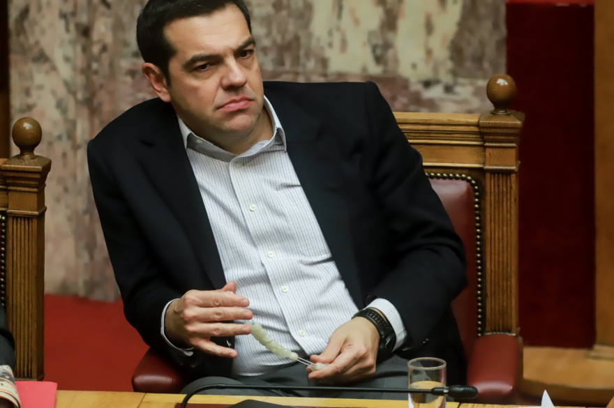 Φωτογραφίες: Ο Τσίπρας παίζει με το κομπολόι του στη Βουλή