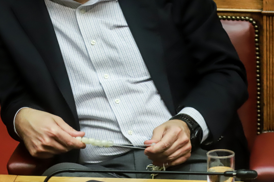 Φωτογραφίες: Ο Τσίπρας παίζει με το κομπολόι του στη Βουλή