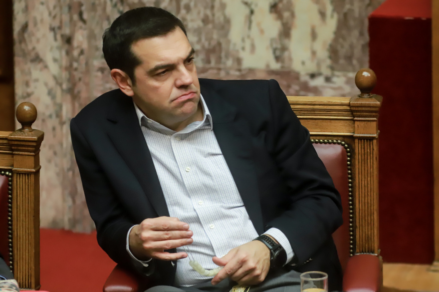 Φωτογραφίες: Ο Τσίπρας παίζει με το κομπολόι του στη Βουλή