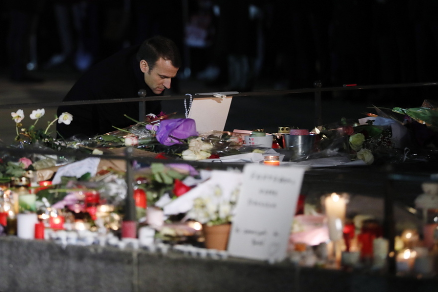 Εικόνες: Ο Μακρόν αφήνει ένα λευκό τριαντάφυλλο για τα θύματα στο Στρασβούργο