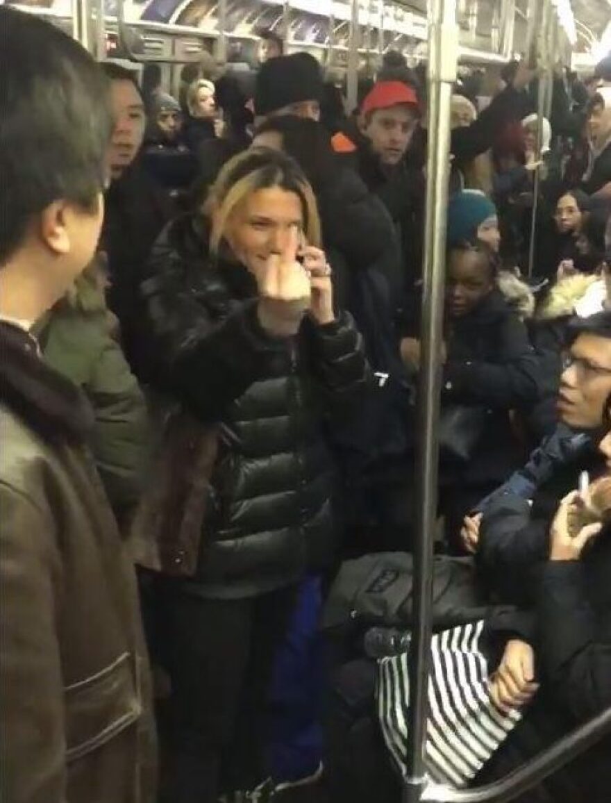 ΗΠΑ: Γυναίκα επιτίθεται σε επιβάτη του μετρό με την ομπρέλα της