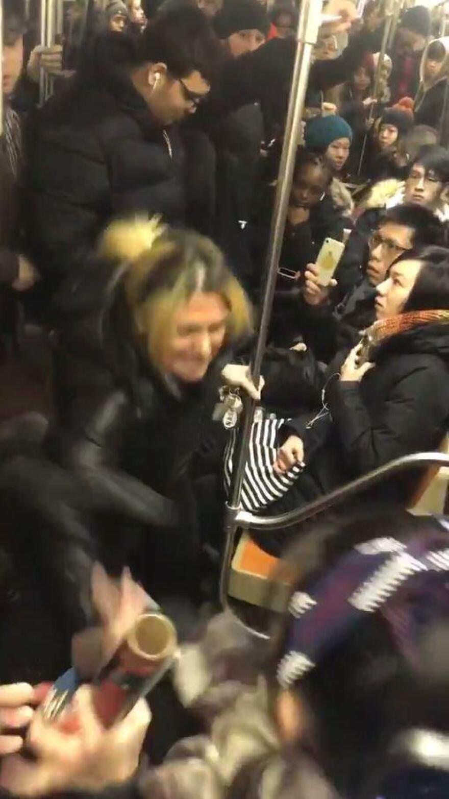 ΗΠΑ: Γυναίκα επιτίθεται σε επιβάτη του μετρό με την ομπρέλα της