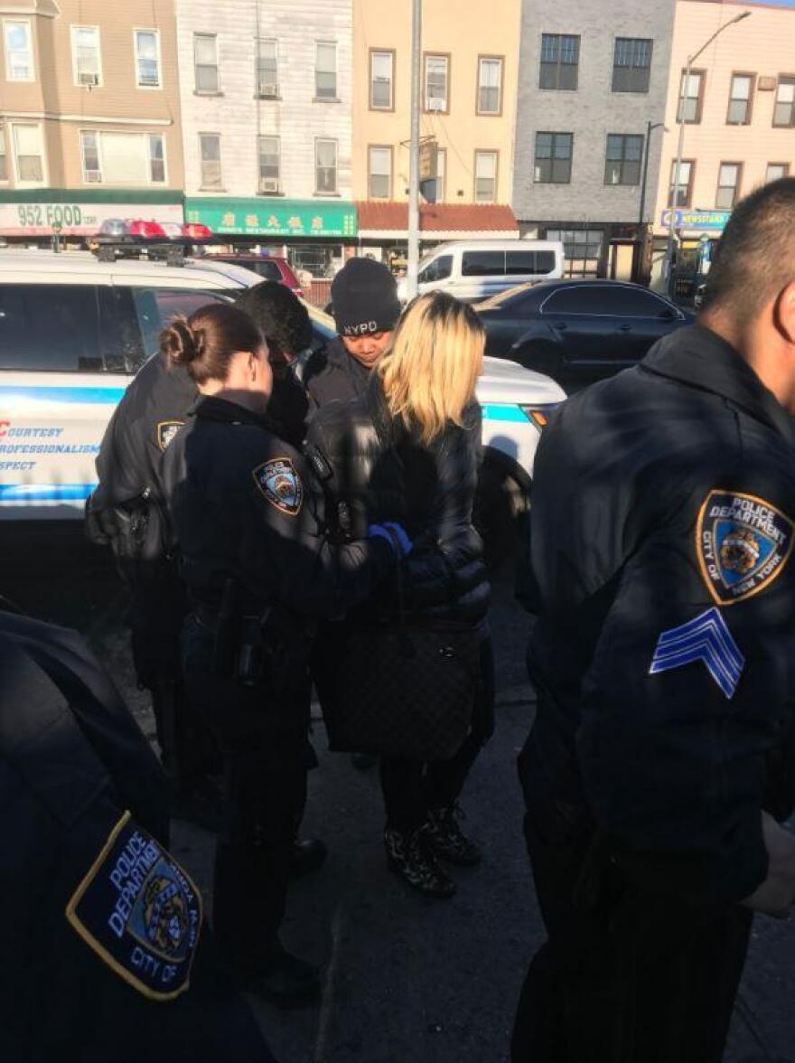 ΗΠΑ: Γυναίκα επιτίθεται σε επιβάτη του μετρό με την ομπρέλα της