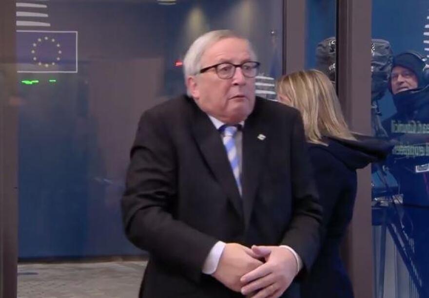 O Ζαν Κλοντ Γιούνκερ... «ξεμαλλιάζει» γυναίκα στη Σύνοδο των Βρυξελλών και γίνεται viral!