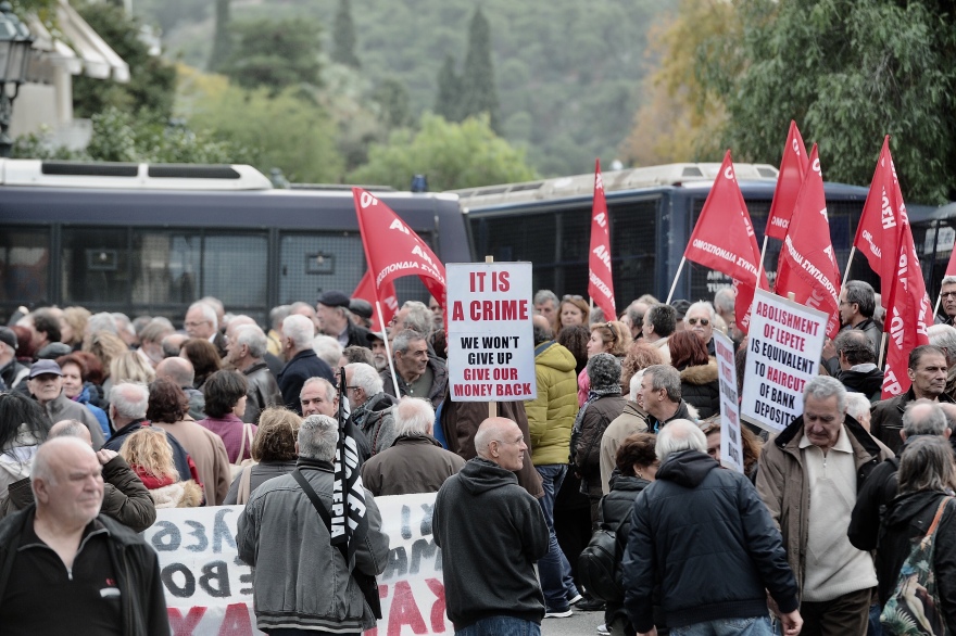 Στο Μαξίμου οι συνταξιούχοι: Τους «υποδέχθηκαν» οι κλούβες των ΜΑΤ
