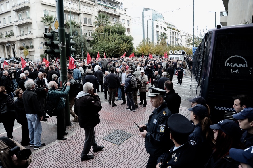 Στο Μαξίμου οι συνταξιούχοι: Τους «υποδέχθηκαν» οι κλούβες των ΜΑΤ