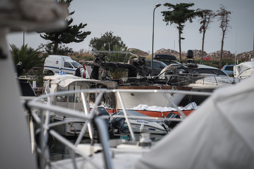 Στάχτη έγιναν σκάφη στη Δ΄ μαρίνα Γλυφάδας - Δείτε βίντεο