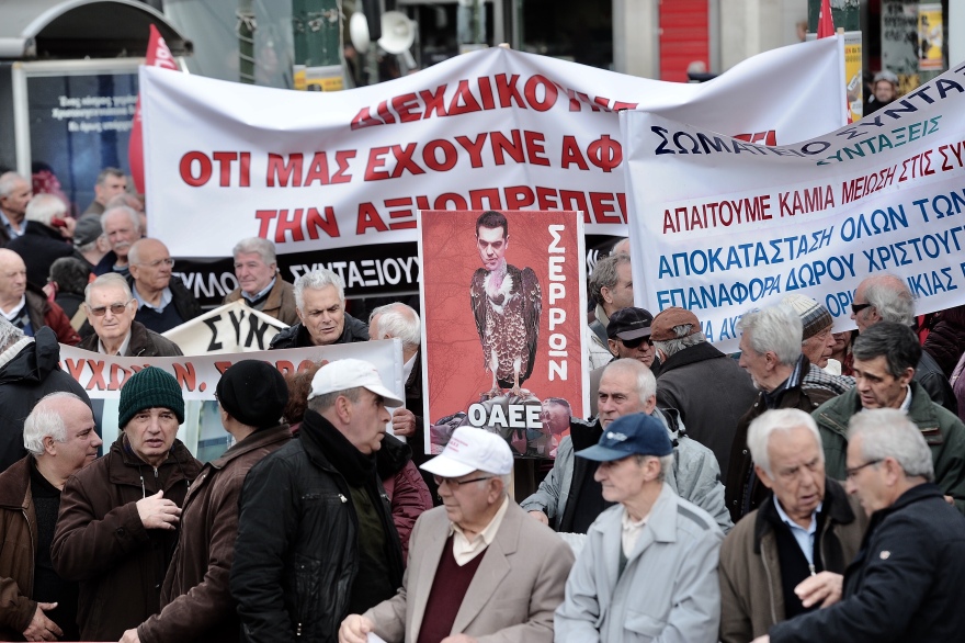 Στο Μαξίμου οι συνταξιούχοι: Τους «υποδέχθηκαν» οι κλούβες των ΜΑΤ