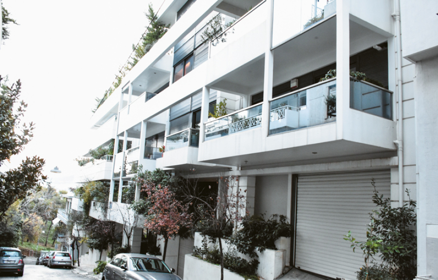 Μανώλης Πετσίτης: Από την Καισαριανή στη σούπερ βίλα με πισίνα της Βαρυμπόμπης